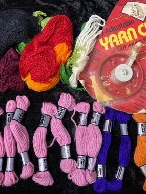 VINTAGE DMC LAINE TAPISSERIE WOOL YARN LOT OF 11 SKIENS W BUCILLA YARN CUTTER